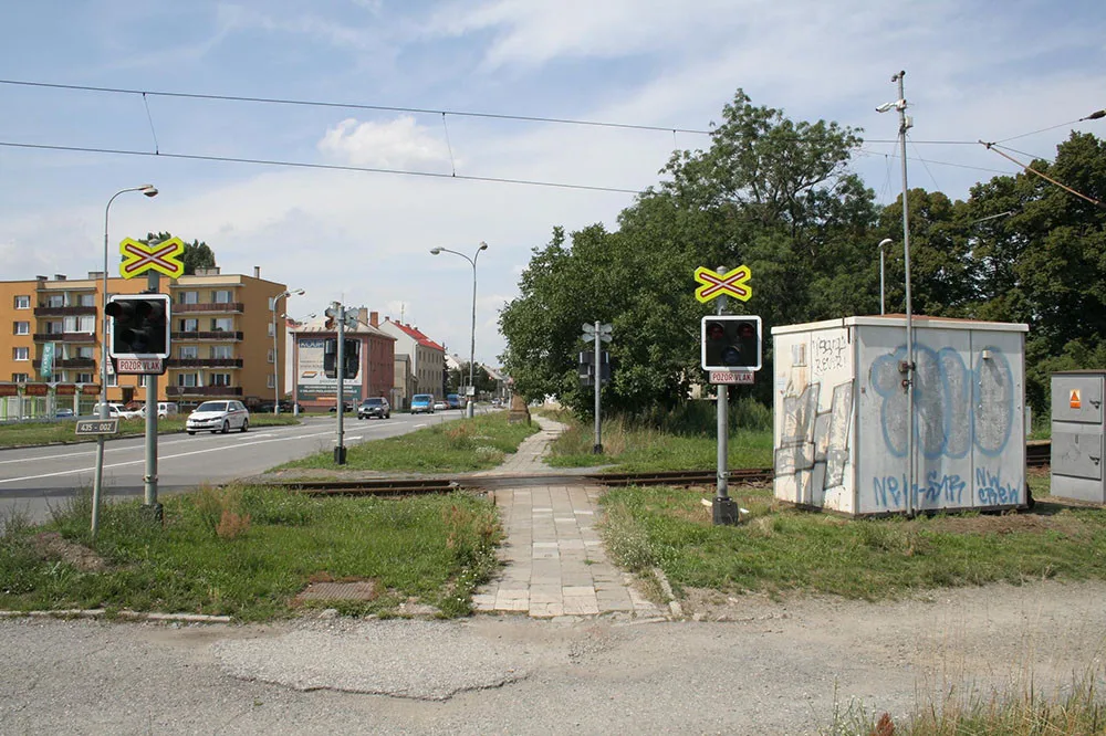 Přes přejezd na ulici Střední Novosadská v Olomouci neprojedou tento týden auta ani vlaky