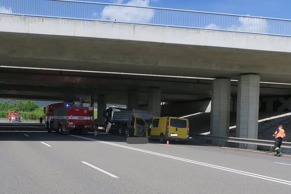 Srážka dodávky s odstaveným nákladním autem si vyžádala lidský život