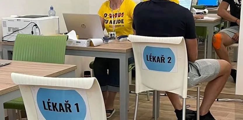Lékařka v očkovacím centru poutala pozornost tričkem bagatelizujícím covid. Nemocnice proto nařídila pracovní oděv.