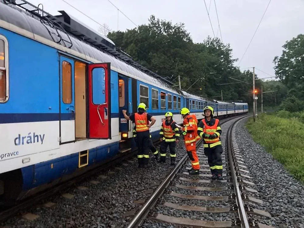 Pád stromu na železniční trať si vyžádal zásah hasičů, kteří evakuovali 15 lidí