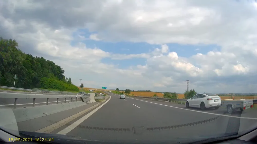 Policie hledá řidiče Tesly. Z přívěsu za autem mu vypadl kus dřeva, který poškodil další vůz.