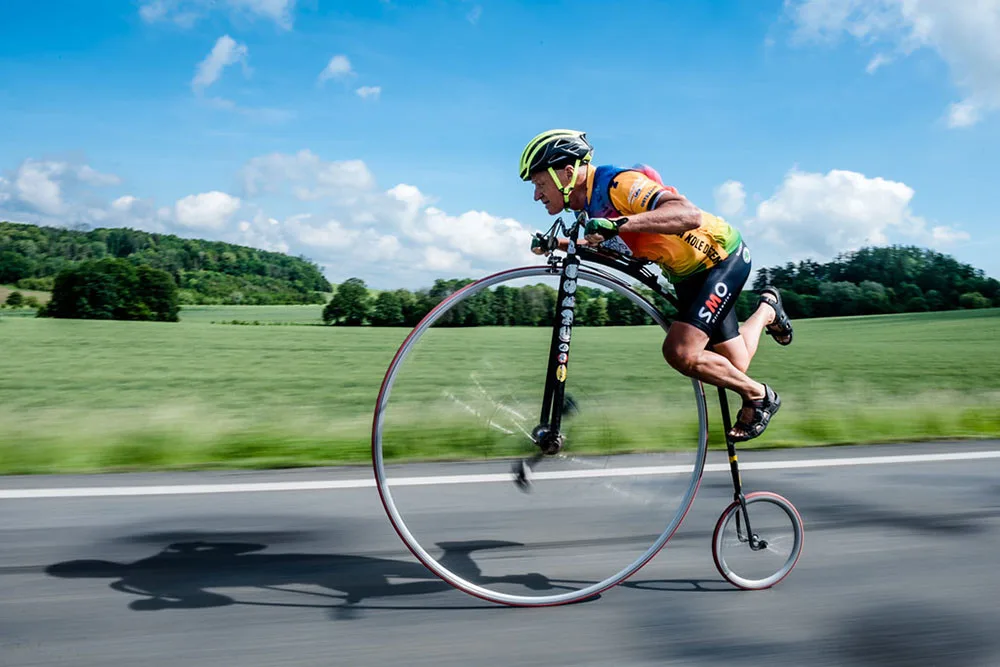 Zakladatel nadace Na kole dětem Josef Zimovčák na velocipedu projíždí s charitativními projekty Českou republikou
