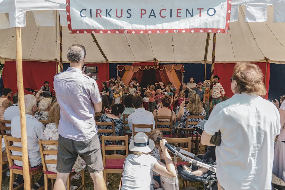 Velevážené publikum, račte dále! Do hospicu pro pozůstalé děti zavítal Cirkus Paciento.