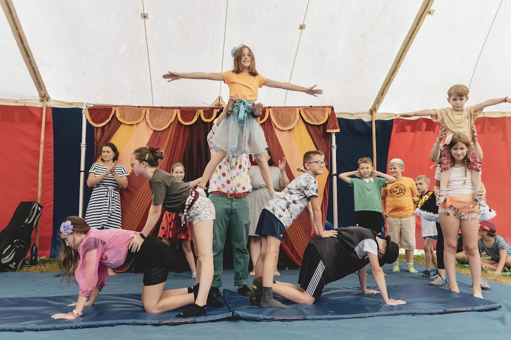 Velevážené publikum, račte dále! Do hospicu pro pozůstalé děti zavítal Cirkus Paciento
