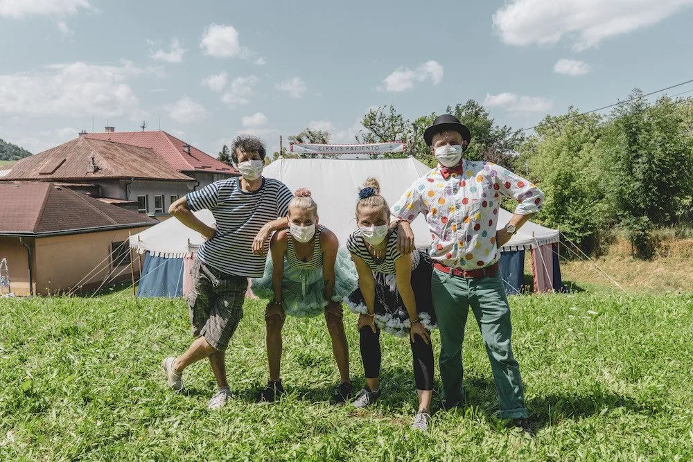 Velevážené publikum, račte dále! Do hospicu pro pozůstalé děti zavítal Cirkus Paciento