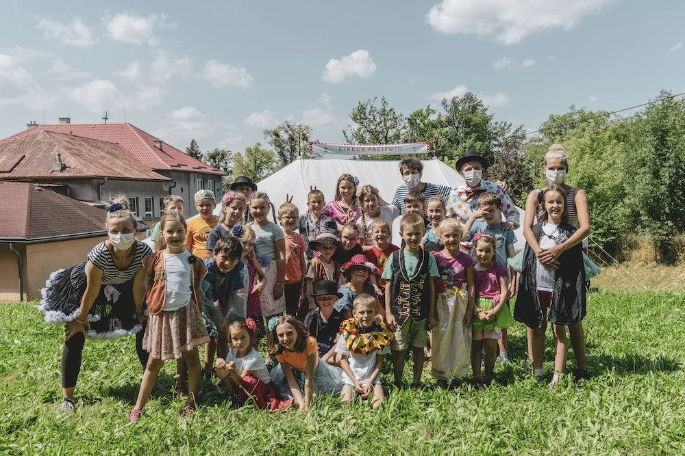 Velevážené publikum, račte dále! Do hospicu pro pozůstalé děti zavítal Cirkus Paciento