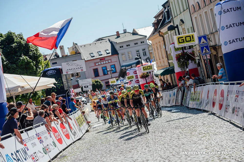 Závěrečné okruhy na kostkách ve Šternberku jsou tradiční atraktivní součástí české cyklistické tour