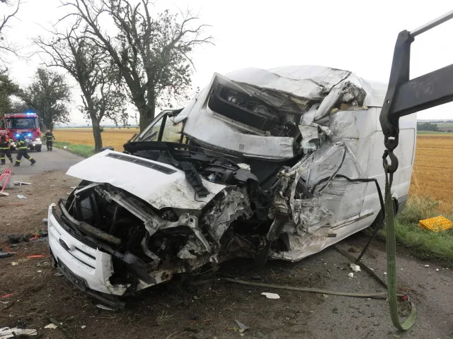 Nehody si vzaly dva životy. Kamion smetl osobní auto, dodávka narazila do stromu