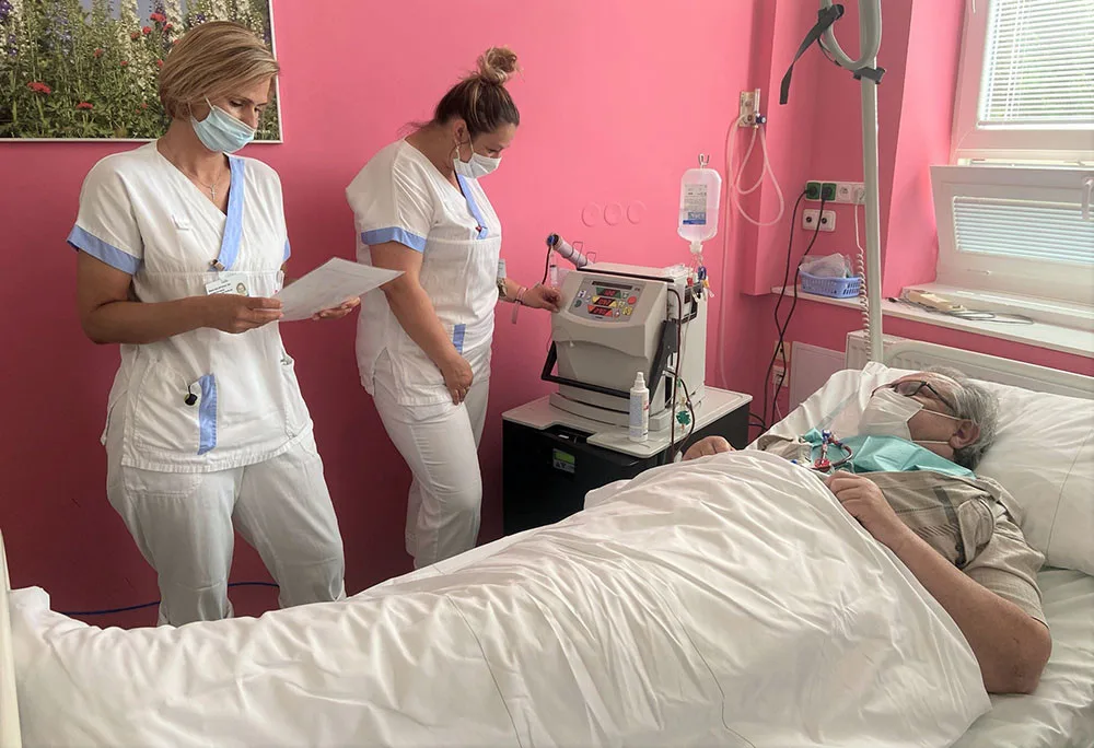 Zdravotnice šternberské nemocnice vysvětlují pacientovi používání dialyzačního přístroje