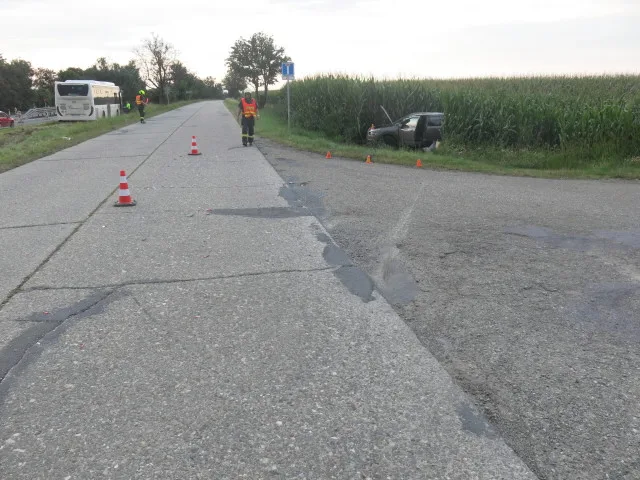 Autobus nedobrzdil, naboural auto před sebou a skončil v trávě. Cestující zranění nebyli