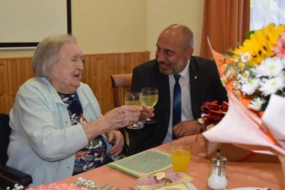 Primátor Prostějova Jura porušil opatření. V domově pro seniory neměl respirátor