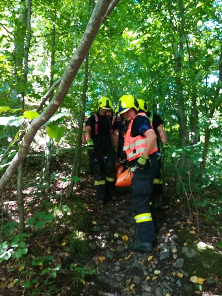 Žena si zranila nohu na vrcholu skály. Hasiči ji museli snést po strmé a úzké stezce