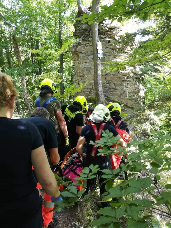 Žena si zranila nohu na vrcholu skály. Hasiči ji museli snést po strmé a úzké stezce