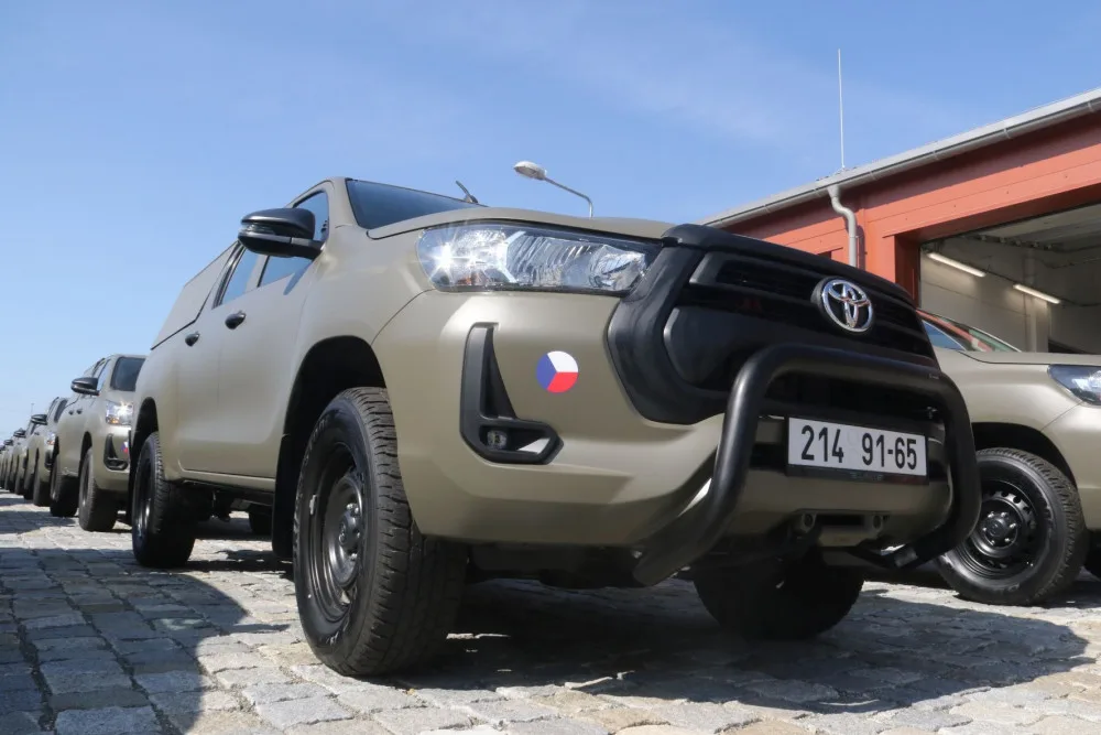 Vojáci si ve Štěpánově převzali první terénní Toyoty Hilux. Nahradí muzejní vozy UAZ