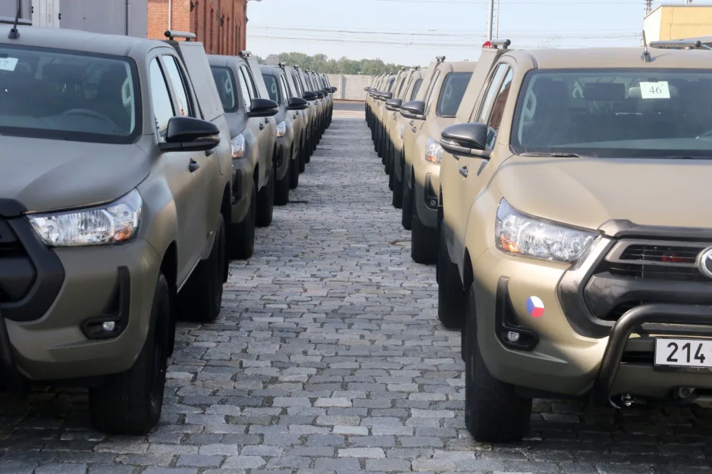Vojáci si ve Štěpánově převzali první terénní Toyoty Hilux. Nahradí muzejní vozy UAZ