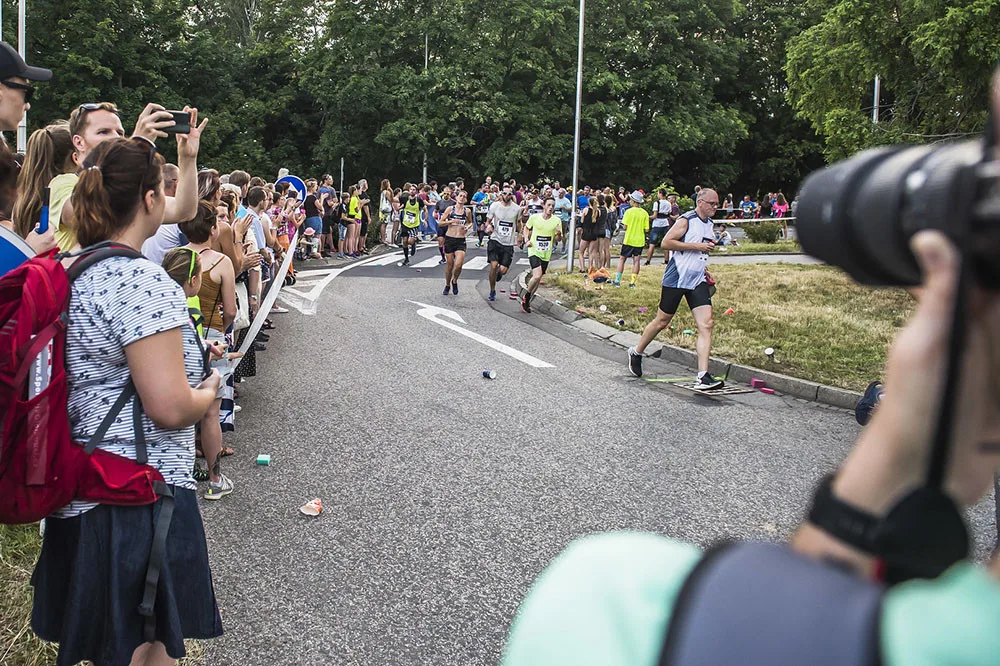 Odbočka na Lazeckou ulici je na půlmaratonu jedním z divácky oblíbených míst. Běžce podporují ve městě tisíce fanoušků