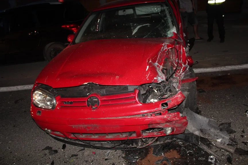 Při noční nehodě automobilů v Olomouci lékaři odvezli do nemocnice tři děti