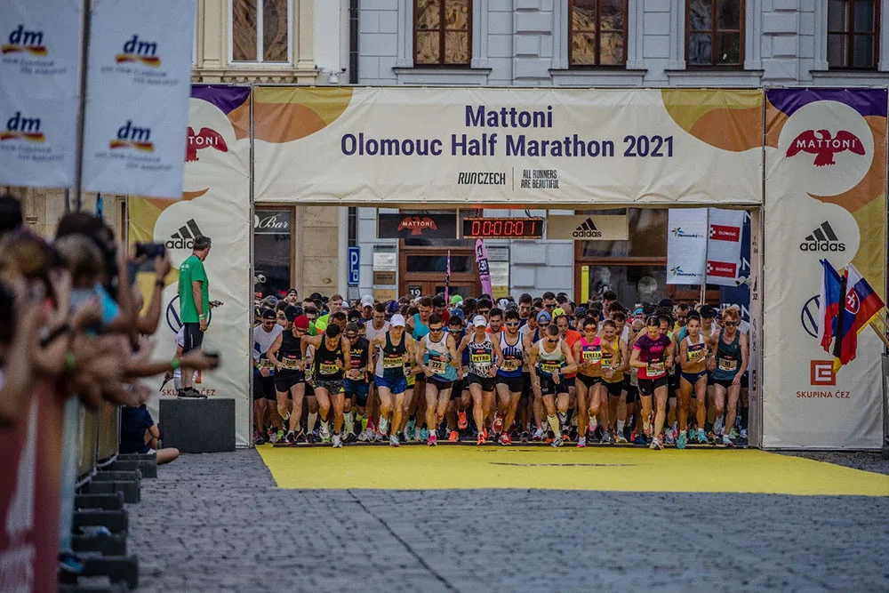 Při jedenáctém ročníku olomouckého půlmaratonu startovali běžci ve dvou vlnách s odstupem patnácti minut