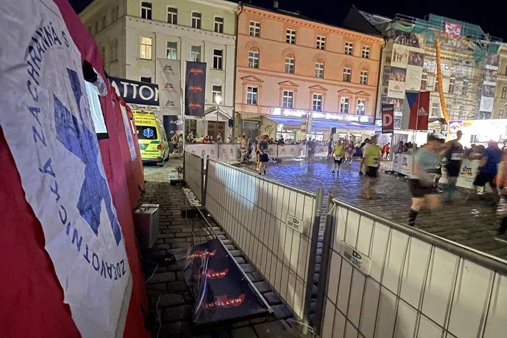 Záchranáři byli připraveni pomoct běžcům na trase i u cíle jednadvacetikilometrového závodu