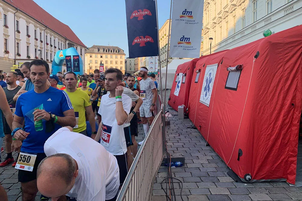 Záchranáři byli připraveni pomoct běžcům na trase i u cíle jednadvacetikilometrového závodu