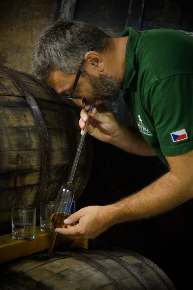 Sudy plné destilátů, exkurze sklepení nebo degustace. To vše nabízí Palírna U Zeleného stromu
