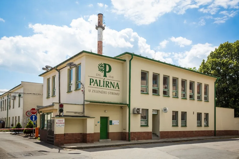 Sudy plné destilátů, exkurze sklepení nebo degustace. To vše nabízí Palírna U Zeleného stromu