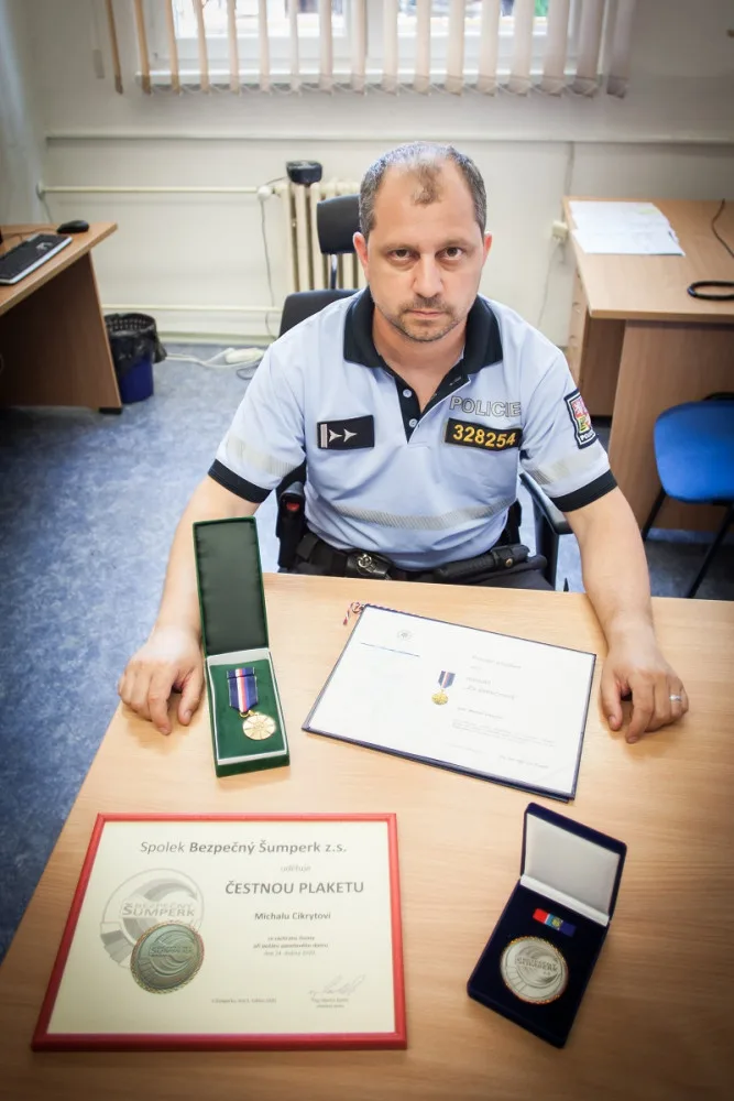 Práce u policie pro mě znamená být pořád ve střehu. Sloužím sedm let a stále se učím něčemu novému, říká oceňovaný šumperský policista Michal Cikryt