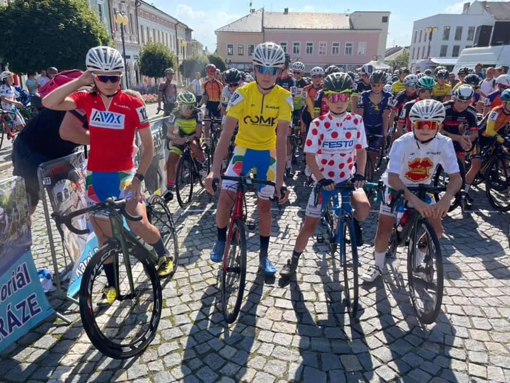 Všechny dresy doma. Mapei Merida Kaňkovský dovezl z Lanškrouna na Hanou dresy všech lídrů závodu.
