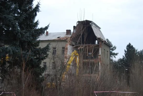 Jezdecká kasárna padla před pěti lety. Místo je stále prázdné. Prostějované zde chtějí park