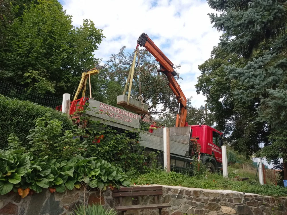 Spolek Hanácký Jeruzalém dnes vyzvedl několikatunový náhrobek ze zahrady na Plumlově