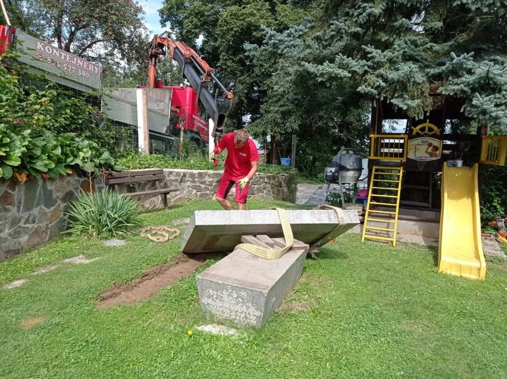 Spolek Hanácký Jeruzalém vyzvedl vzácný několikatunový náhrobek ze zahrady na Plumlově