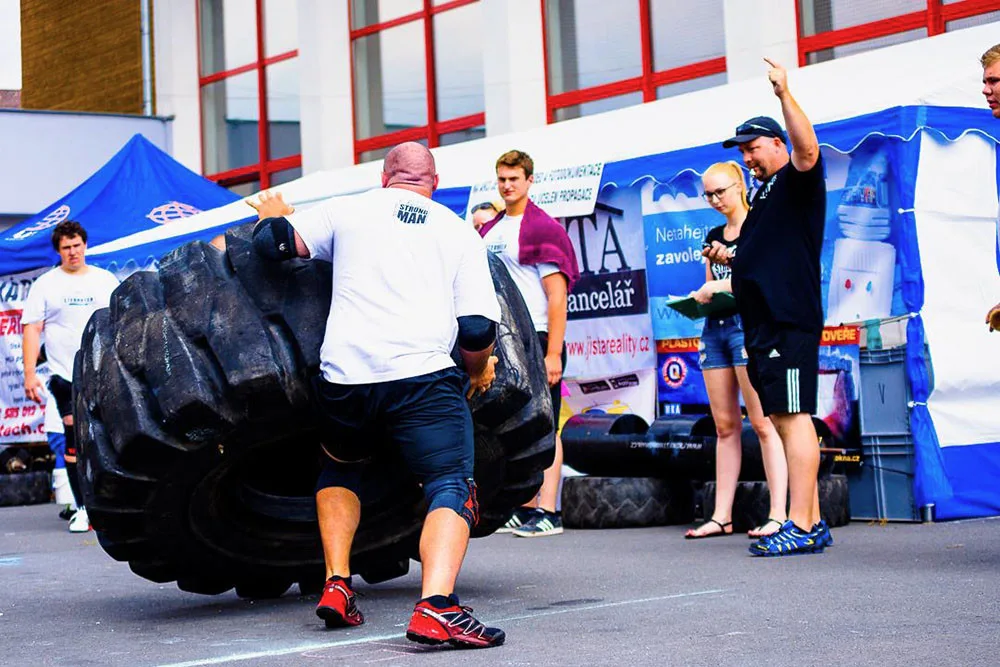 Při závodu ve Šternberku se budou muset siloví sportovci vypořádat také s převracením pneumatiky o váze 450 kilogramů