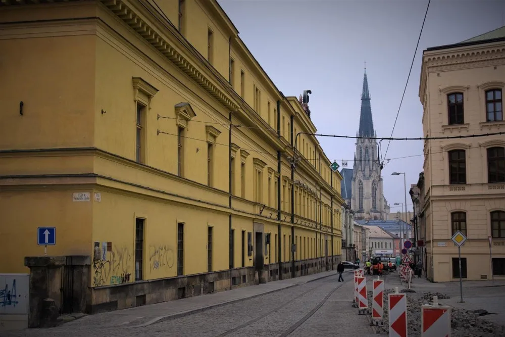 size4-16057899061325-124-vlada-projedna-navrh-na-prodej-hanackych-kasaren-v-olomouci
