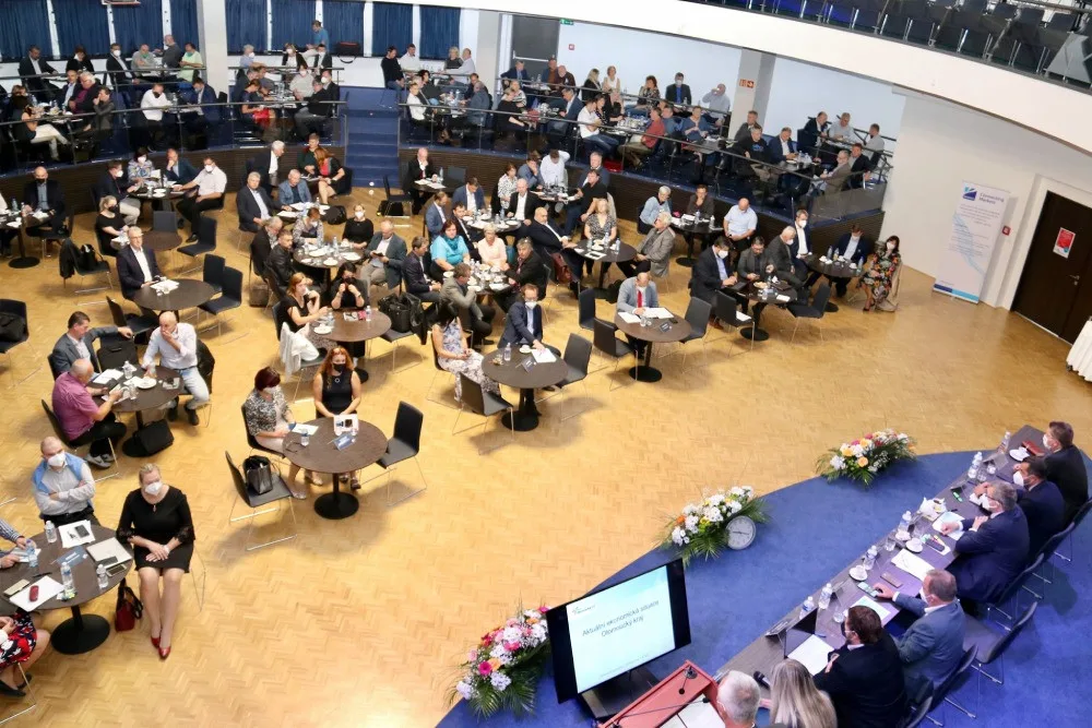 Po dlouhé době covidových omezení se mohli zástupci vedení kraje a obcí setkat na konferenci samospráv