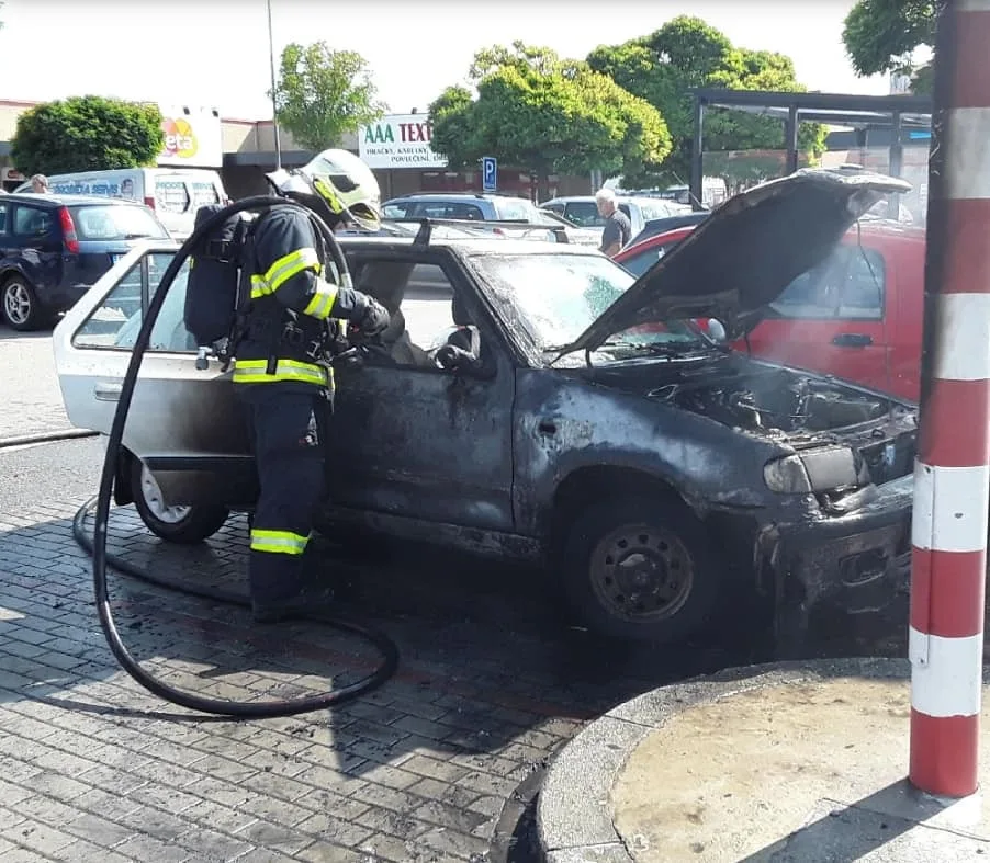 Hasiči likvidovali požáry aut na dálnici a u obchodního centra. Nabádají řidiče, aby v autě měli hasicí přístroj