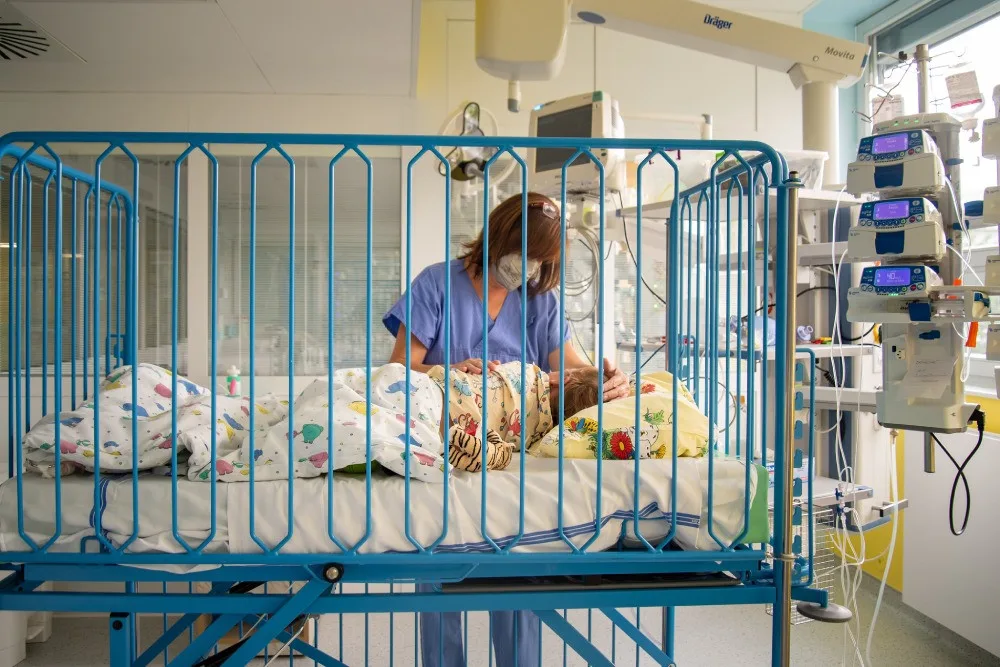 Přestavba druhého nadzemního podlaží Dětské kliniky na Jednotku intenzivní a resuscitační péče trvala necelý rok
