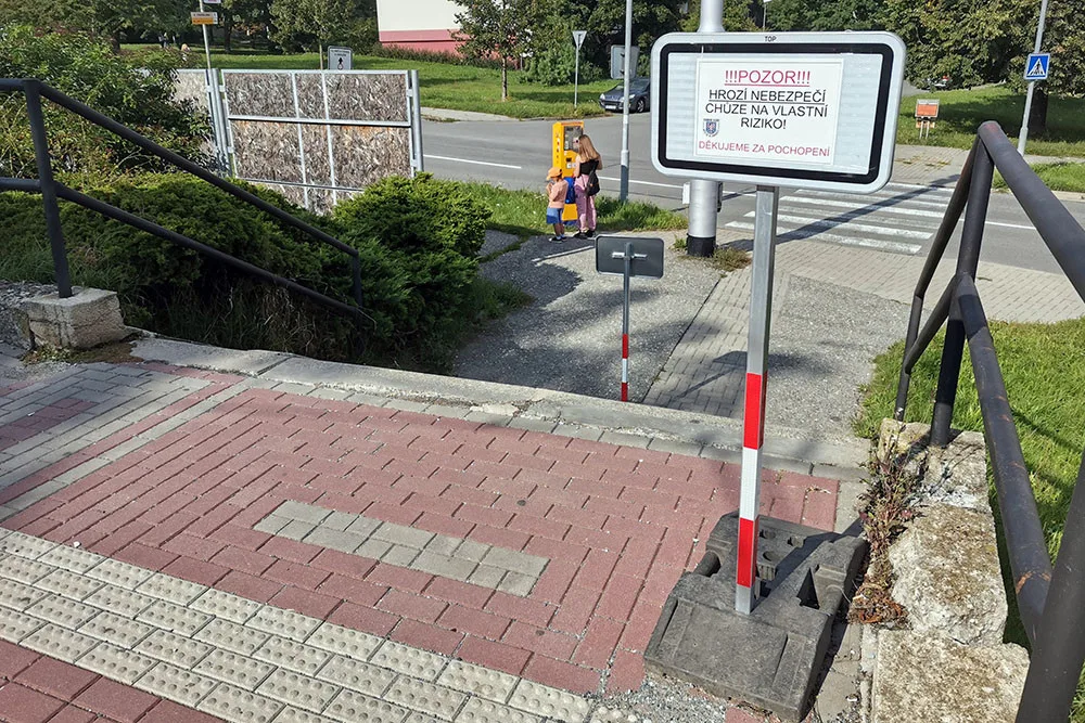 Varovné cedule stojí u poškozených schodů na frekventovaném místě v Olomouci už několik měsíců