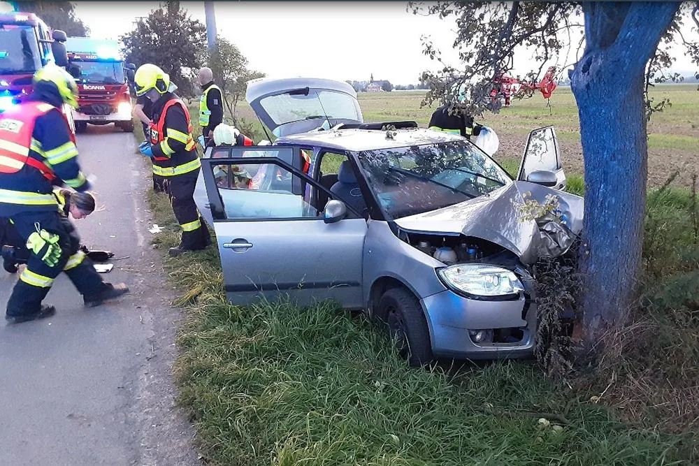 U vážné dopravní nehody nedaleko obce Renoty zasahovaly dvě jednotky hasičů i záchranářský vrtulník