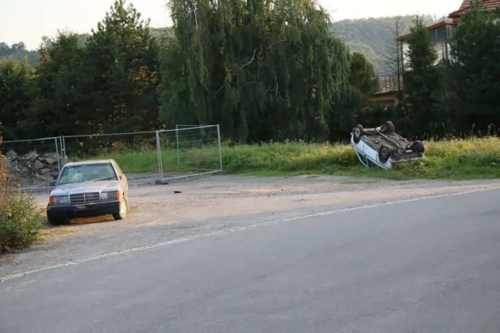Neznámý pachatel poškodil dvě odstavená vozidla u nádraží v Hranicích
