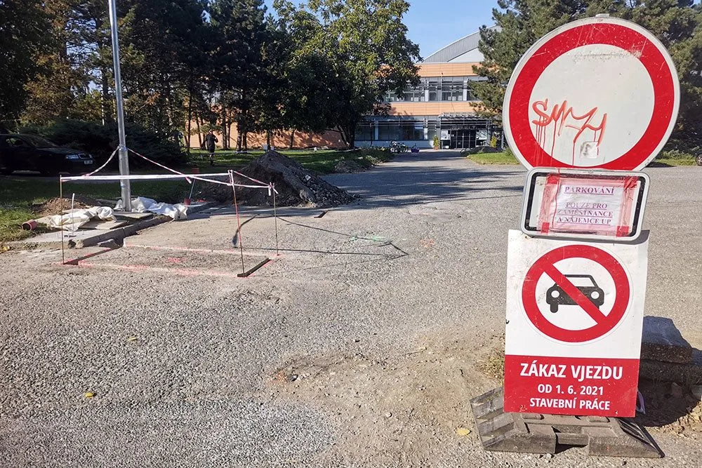 V okolí univerzitní sportovní haly probíhají stavební práce, závory u parkoviště by mohly být v provozu od října