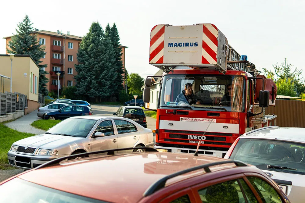 V případě potřeby zásahu už bývá na přeparkování zpravidla pozdě, varují hasiči