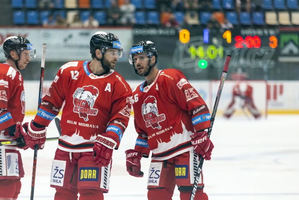 Útočná síla Olomouce. Jan Knotek (vlevo) a David Krejčí rozmýšlí herní varianty při zápase s Mladou Boleslaví