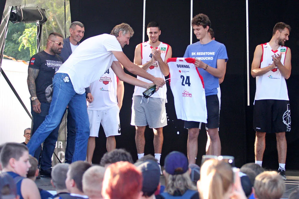 Křest dresů BK REDSTONE Olomouc zajistili jako kmotři legendární basketbalista Jiří Okáč a olomoucký MMA zápasník Karlos Terminátor Vémola