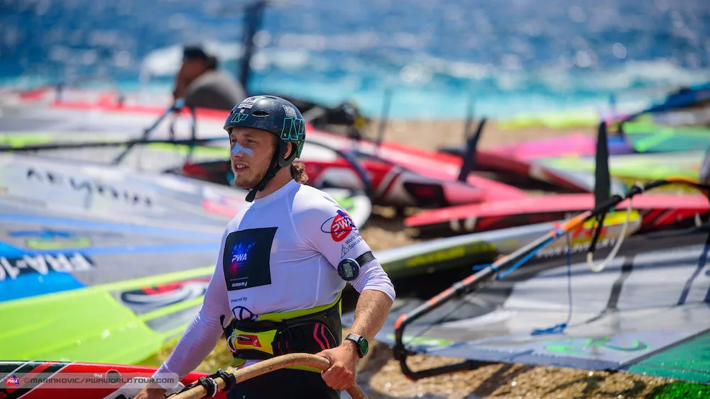 size4-16316195480975-139-doufam-ze-se-windsurfing-do-povedomi-verejnosti-opet-vrati-preje-si-sampion-petr-cech
