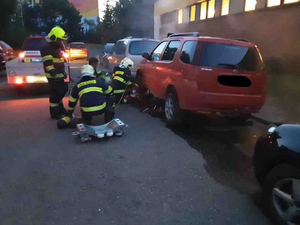 Olomoučtí hasiči si při skutečném zásahu vyzkoušeli speciální zařízení, které sami vyvinuli