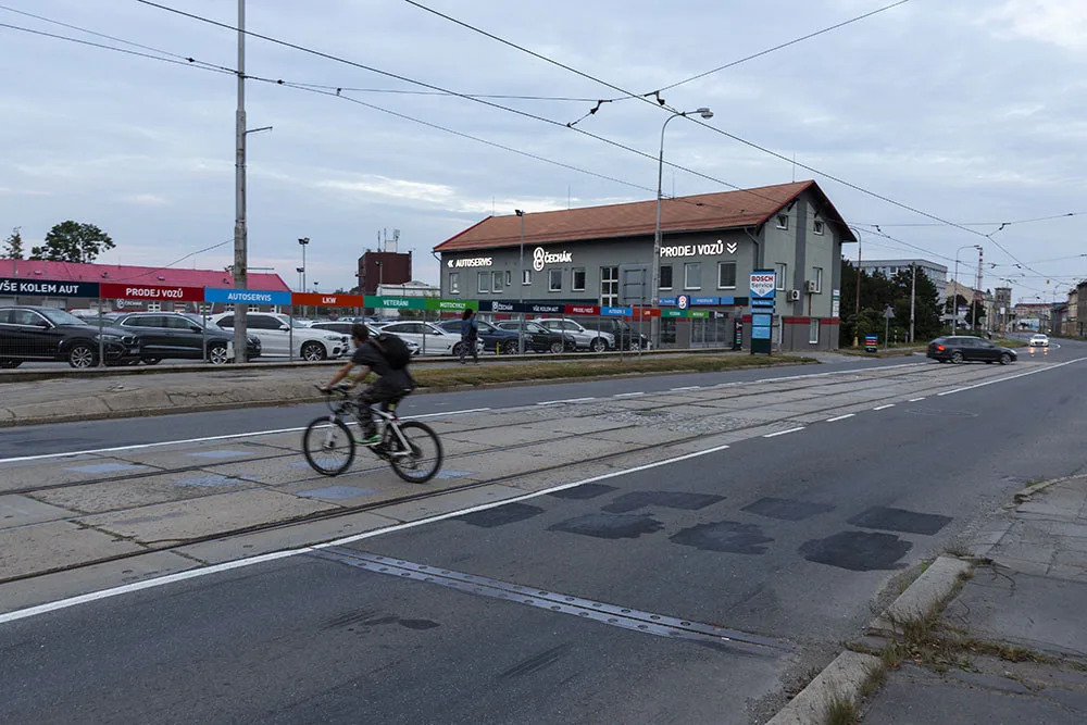 Bílé značení přejezdu pro cyklisty už na Hodolanské ulici u řeky Bystřice není