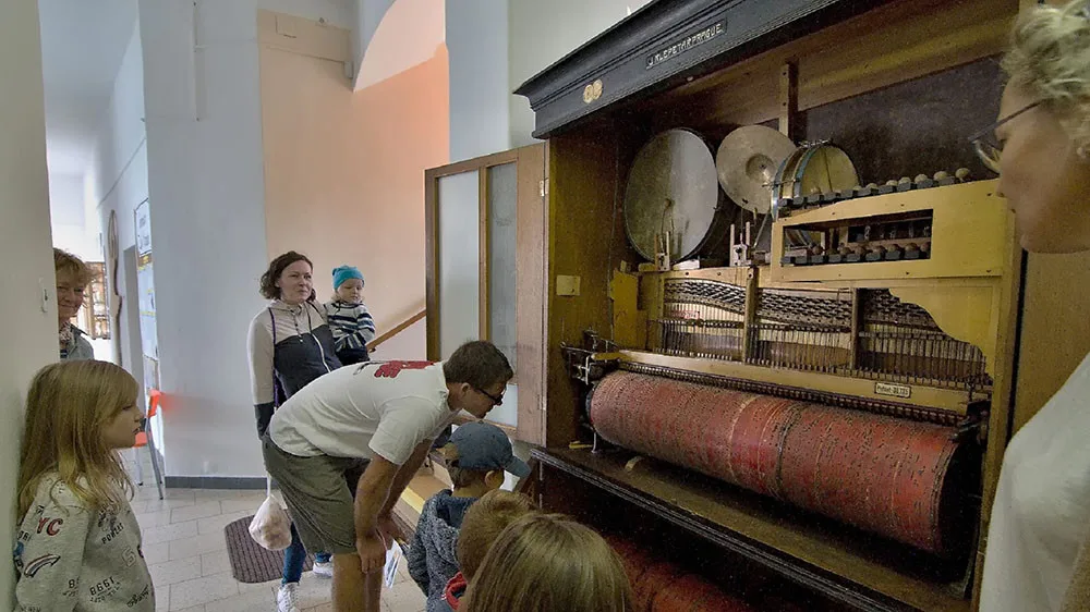 Orchestrion v Hranicích pohání stokilogramové závaží, které se musí klikou nadzdvihnout