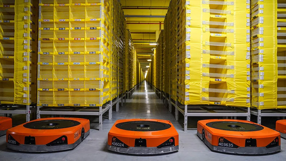 Zaměstnanci ve skladech Amazonu mohou využívat i robotické pomocníky