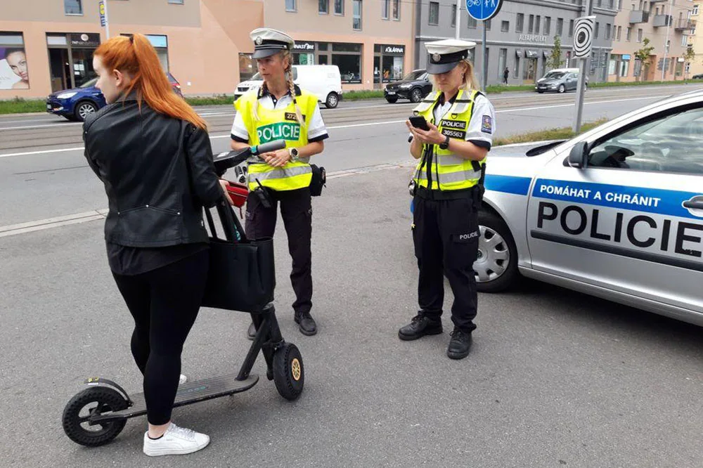 Policisté a strážníci městské policie vysvětlovali lidem pravidla jízdy na koloběžce, v některých případech udělili i pokuty