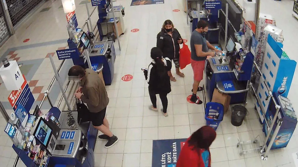 Policisté žádají veřejnost o pomoc při zjištění totožností osob zachycených na kamerovém záznamu